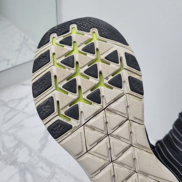 Nike Black & White Sneakers Running Shoes Size: 8.5US - Picture 10 of 12